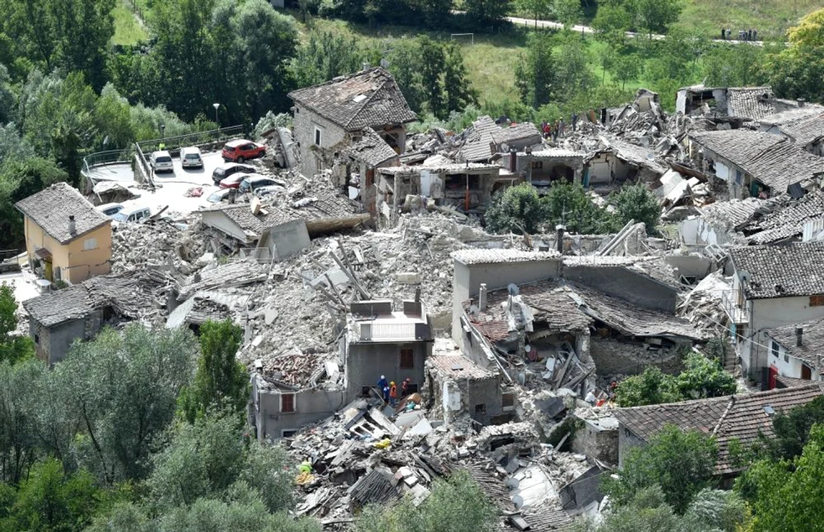 Români se află prinşi sub dărâmături FOTO Guliver/Gettyimages
