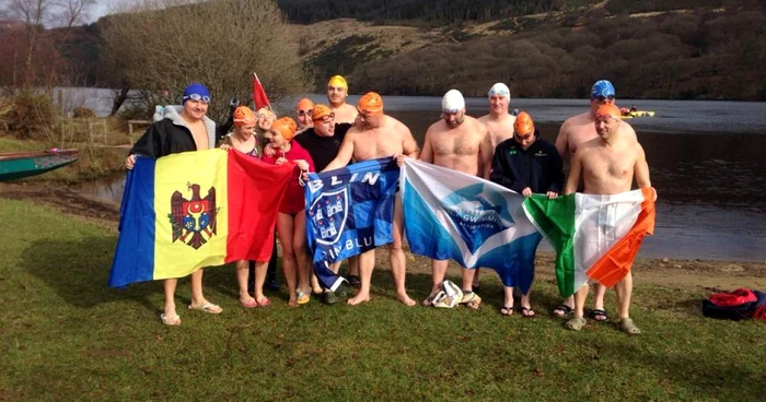 Ion Lazarenco (stânga), la competiţia Ice Mile 2014 din Irlanda FOTO: facebook