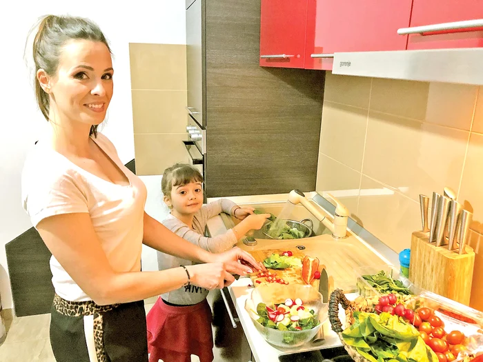 Renata are rolul ei: spală şi curăţă legumele, ajută la pusul mesei. Astfel, mâncarea parcă are alt gust