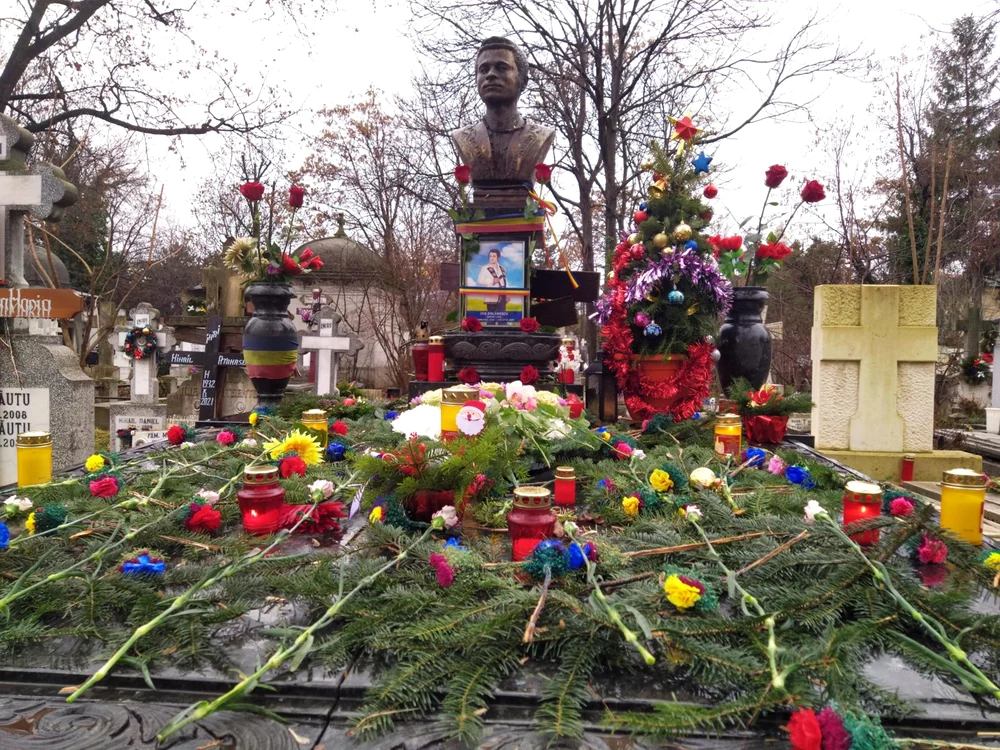 Fanii au lăsat la mormânt candele și flori, în culorile drapelului național. Foto: BLITZ / CLICK