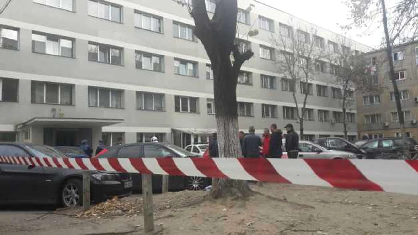 
    Blocul din Timișoara unde au murit trei persoane intoxicate cu o substanță folosită la dezinsecție și deratizare, evacuatfoto: Ștefan Both/Adevărul  