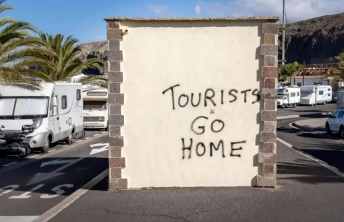 Turiştii sunt invitaţi să plece la ei acasă, captură video
