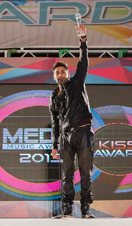 
    Anul trecut, la Media Music Awards, “Fans Like Award” a fost “împărţit” de doi câstigatori, unul din ei fiind Connect-R   