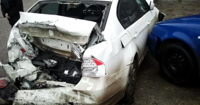 Una din maşinile distruse de Vasile Tomulescu. Foto: Ziarul de Iaşi