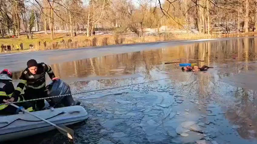Momente teribile în Parcul Nicolae Romanescu din Craiova: un copil a căzut în lac, tatăl fetiței a rămas blocat în gheață
