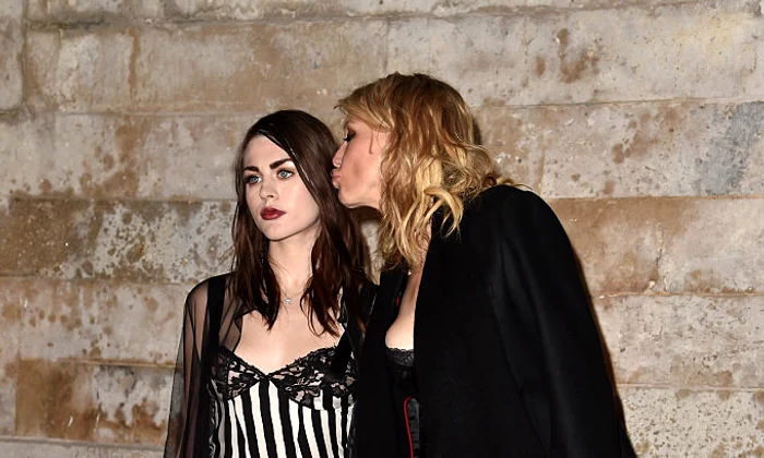 Givenchy : Front Row Paris Fashion Week Womenswear Spring/Summer 2017 jpeg