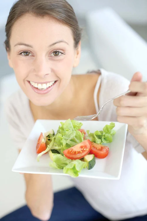 
    Femeile trebuie să îşi regleze alimentaţia în funcţie de vârstăFoto: shutterstock  