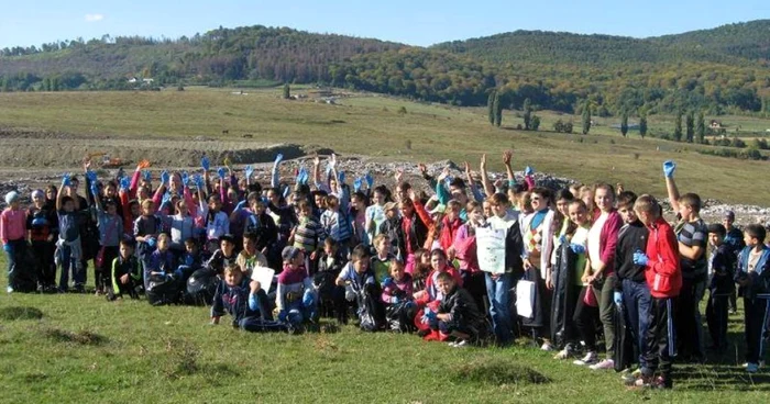 La acţiunea de ecologizare au participat aproape 10.000 de voluntari din Neamţ FOTO Adevărul