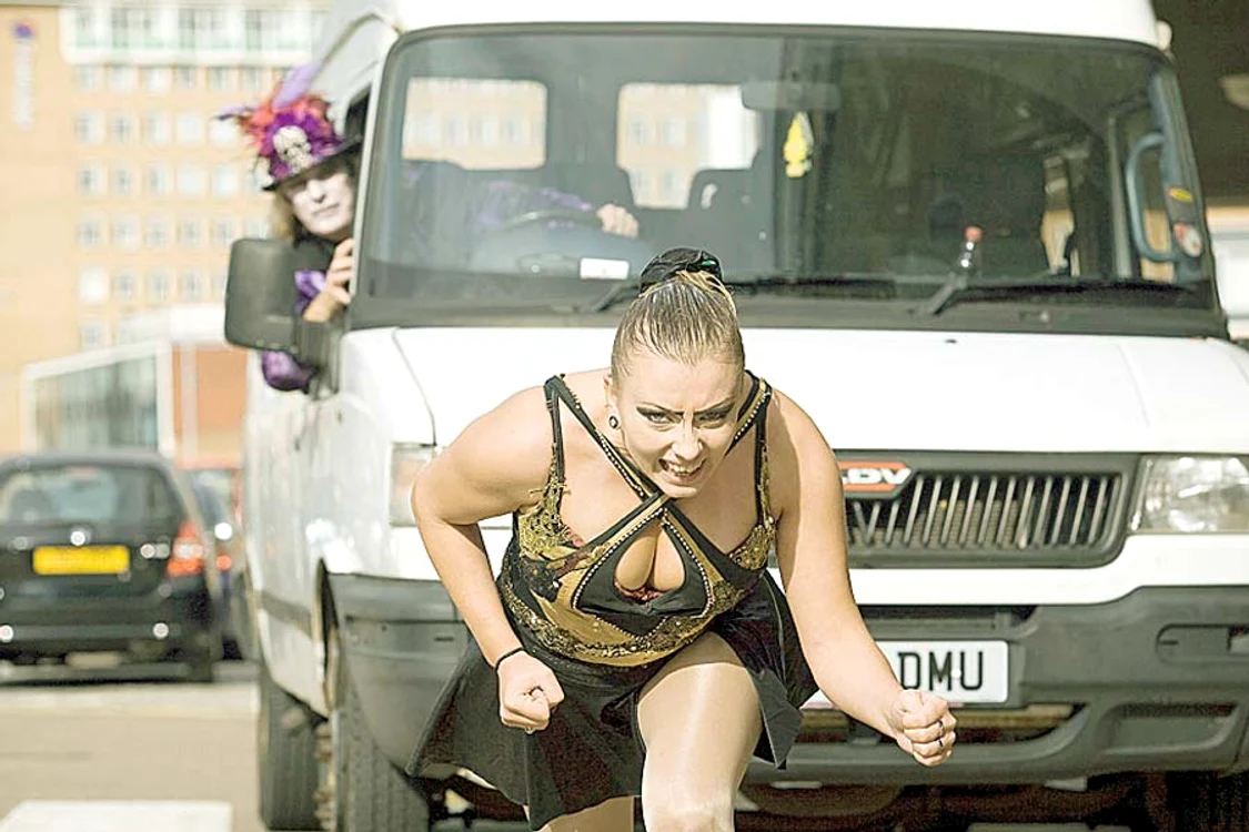 Joanna a tras  camionul cu  părul pe o  distanţă de  20 de metri (Fotografii: photoland/caters)