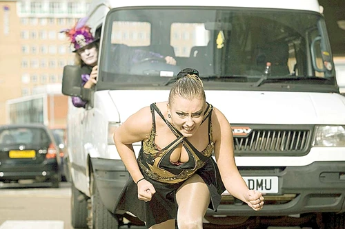 Joanna a tras camionul cu părul pe o distanţă de 20 de metri (Fotografii: photoland/caters)