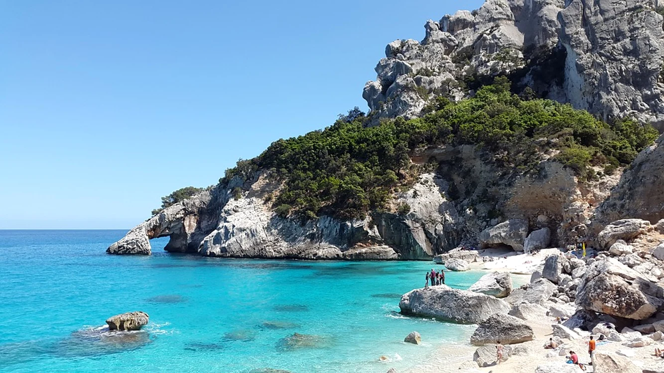 Doi turiști au vrut să plece din Sardinia cu 40 de kilograme de nisip