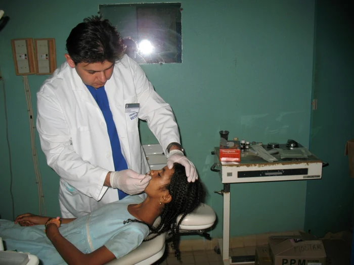 Medicul Eduard Paraschivescu în timpul unei consultaţii în India