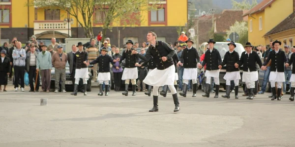 Junii tineri sunt aruncaţi în ţol pentru a-şi dovedi vitejia