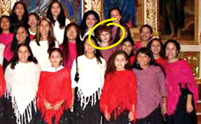 Pioasă, Amber cântă alături de colegele de cor