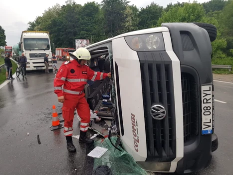 Accidentul de pe DN 7 - E 81 Bujoreni - Vâlcea microbuz plin cu pasageri răsturnat Foto Adevărul