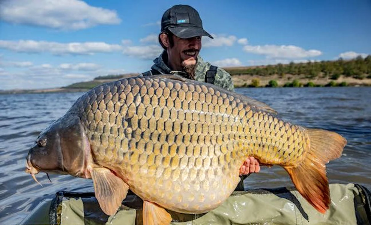Mihai Simion, pescarul care a reușit să prindă crapul uriaș FOTO carponline.ro