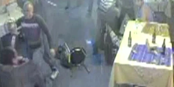 Tinerii au scos pistolul pentru a-şi face dreptate