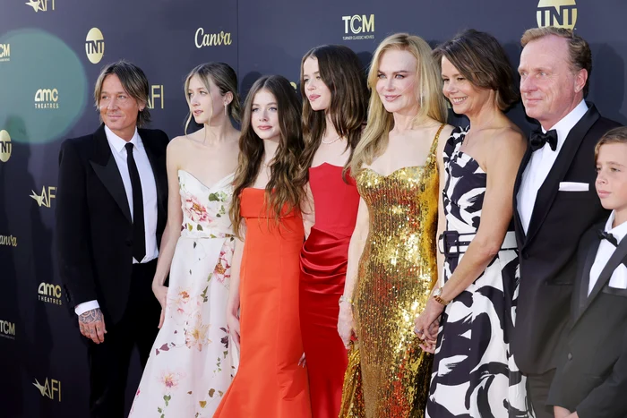 Cele două fiice ale lui Nicole cu Keith Urban: a doua și a treia din stânga pozei