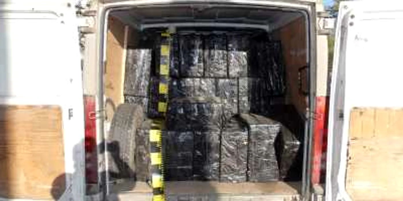 Microbuzul burduşit cu ţigări de contrabandă al celor doi foşti militari. FOTO IPJ Suceava