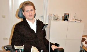 Neşu se deplasează  acum doar în  scaunul cu rotile jpeg