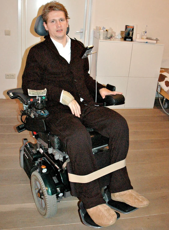 Neşu se deplasează  acum doar în  scaunul cu rotile