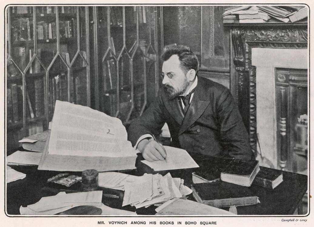 Voynich studiază un manuscris