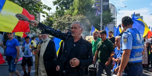 Gigi Becali a sfintit cu agiasma pe Calea Victoriei FOTO Mediafax 
