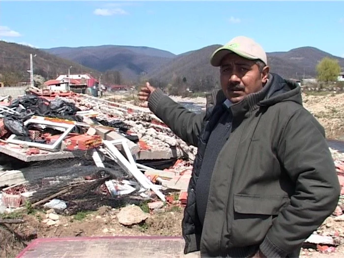 Un localnic din Eşelniţa arată ceea ce i-a mai rămas din casă FOTO Corina Macavei