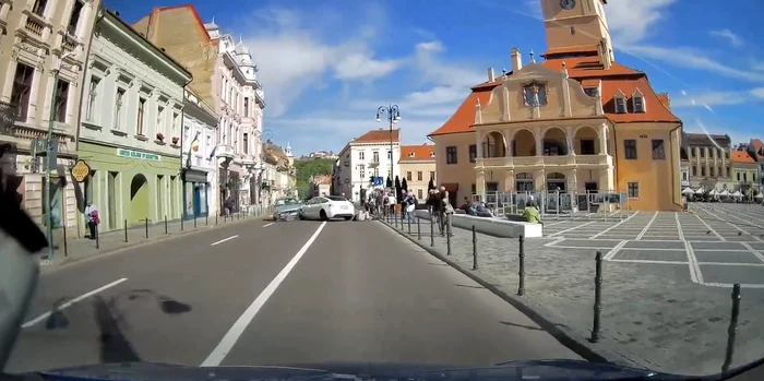 Șoferul a evitat în ultima clipă să lovească un pieton în Brașov FOTO Captură video