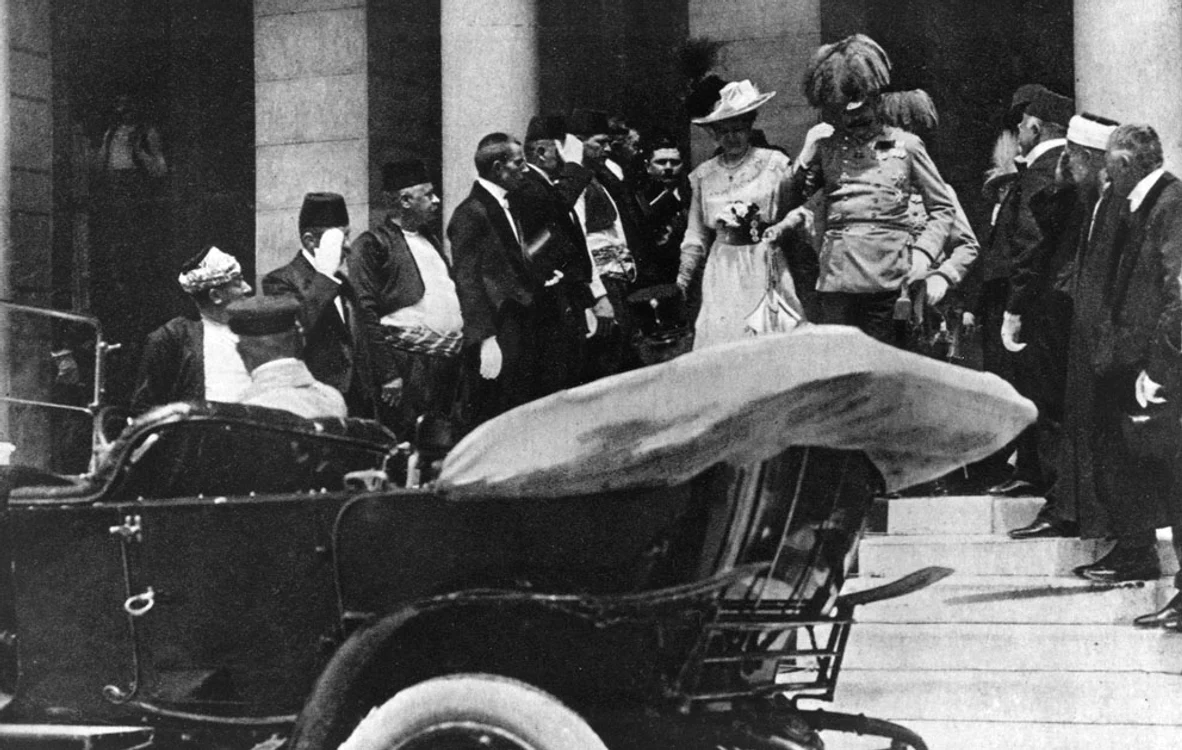 În 1914,  Austro-Ungaria era o ţară mare şi puternică,  mai extinsă decât Germania,  dar cu aproximativ la fel de mulţi cetăţeni. Fusese condusă de Împăratul Franz Joseph I din 1848,  iar pentru tron se pregătea Arhiducele Franz Ferdinand. În fotografie,  realizată la Sarajevo pe 28 iunie 1914,  sunt surprinşi Arhiducele şi soţia sa,  Contesa cehă Sophie Chotek în faţa Primăriei oraşului. În dimineaţa zilei,  în timp ce se îndreptau spre primărie,  cortegiul Arhiducelui a fost atacat de un grup de asasini naţionalişti sârbi,  ale căror bombe au rănit zeci de privitori şi au distrus o maşină. După ce a fost realizată această fotografie,  Arhiducele şi soţia sa s-au urcat într-o maşină decapotabilă,  dorind să meargă la spitalul unde fuseseră duşi răniţii. Dar la câţiva metri,  maşina s-a oprit pentru a întoarce,  iar aici aştepta un alt asasin,  care a tras două gloanţe,  ucigându-i atât pe Franz Ferdinand,  cât şi pe soţia sa.
