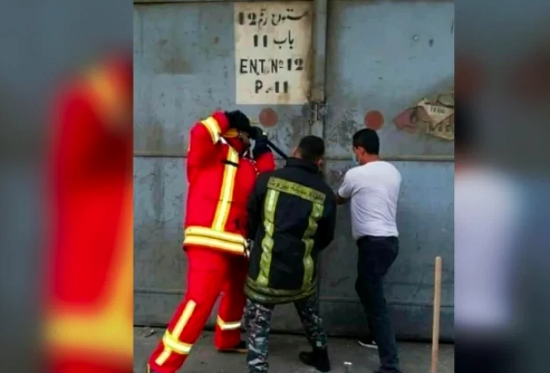 Trei pompieri forţează uşa depozitului în care se aflau 2.750 de tone de nitrat de amoniu FOTO captură New York Post