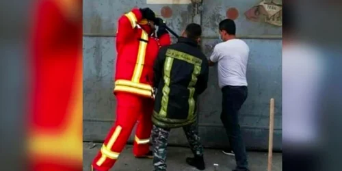 Trei popmpieri forţează uşa depozitului în care se aflau 2.750 de tone de nitrat de amoniu FOTO captură New York Post