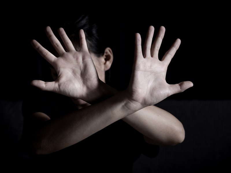 Caz șocant în Prahova: Un tânăr a fost arestat după ce și-a violat surorile vitrege. Una dintre ele este minoră
