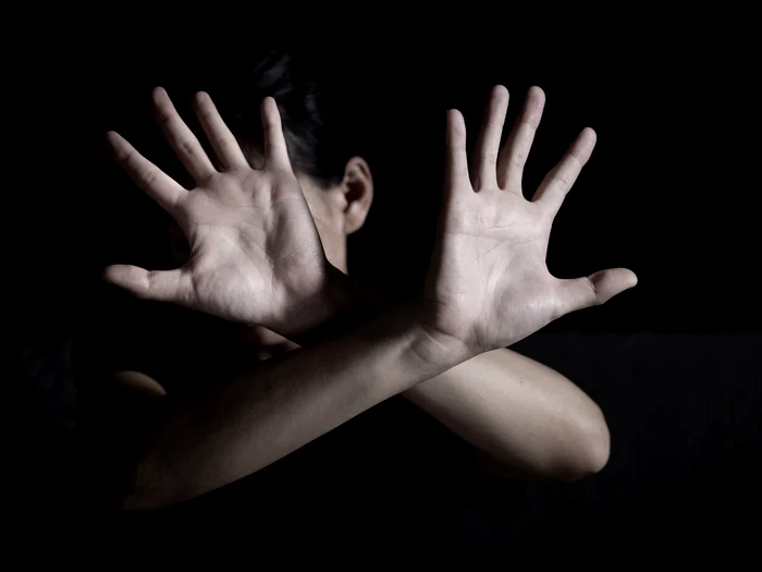 O mamă și fiica sa au fost atacate de fostul concubin al tinerei/FOTO: Shutterstock