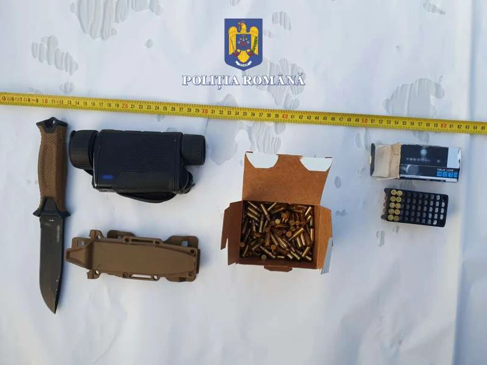 O armă albă și muniție descoperite în casele braconierilor FOTO IPJ Bistrița-Năsăud