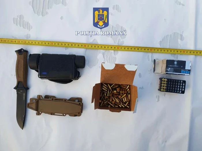 O armă albă și muniție descoperite în casele braconierilor FOTO IPJ Bistrița-Năsăud