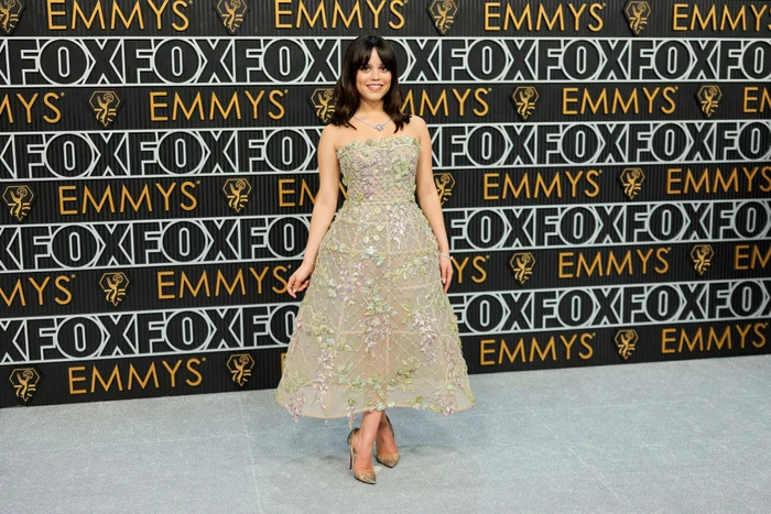 Jenna Ortega la Premiile Emmy GettyImages 1936025844 jpg