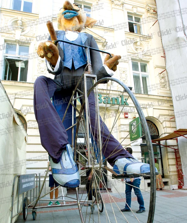 
    Charles Edouard este biciclistul de şapte metri care  a speriat oraşul  