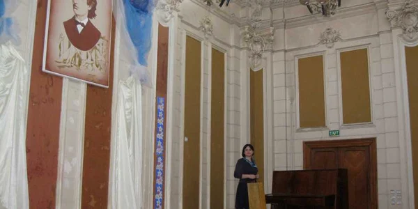 Riscând, Daniela Popa a intrat în Amfiteatru ca să ne arate fisurile. Foto: Bogdan Nistor