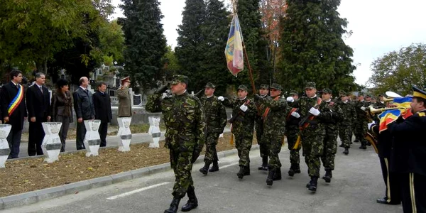 Autorităţile au depus  coroane de flori la  Monumentul eroilor 