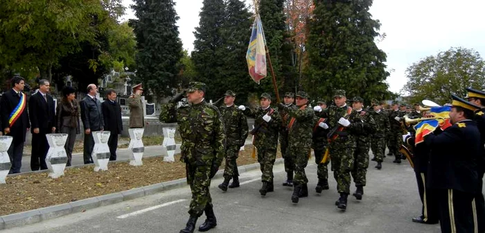 Autorităţile au depus  coroane de flori la  Monumentul eroilor 