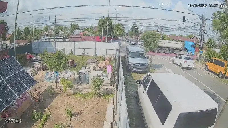 Accident cumplit în Chitila: o basculantă a trecut pe roșu și a izbit violent un Logan. Șoferul mașinii, în stare critică la spital