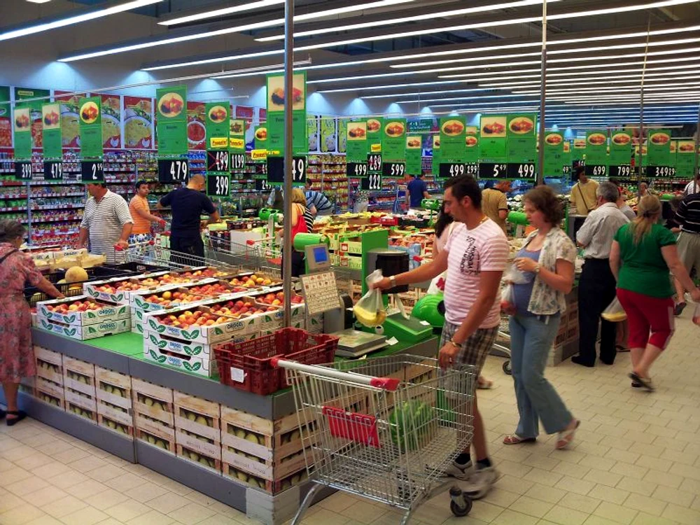 Cele peste 130 de hipermarketuri care funcţionau la sfârşitul lui 2011 plătesc acum pentru muzică 6 milioane de lei. (Foto Click!)