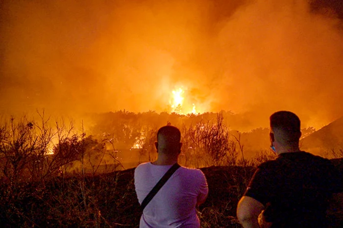 
    Peste 500 de pompieri trimişi în prima linie în lupta cu focul Foto: Gettyimages  
