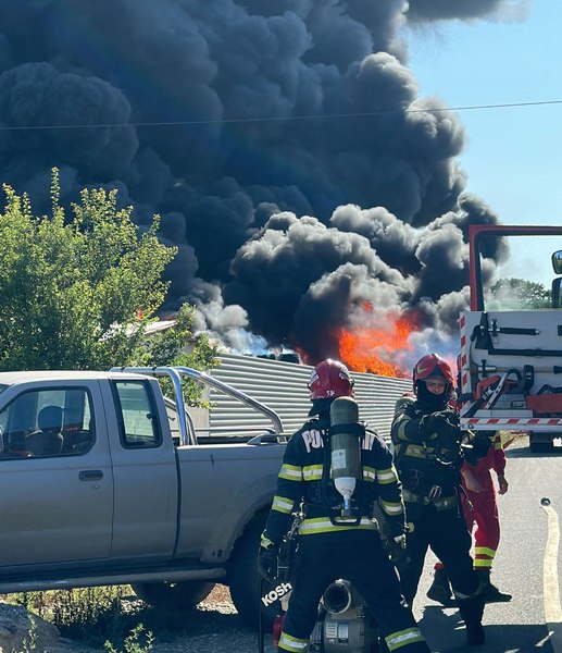 Incendiu puternic, cu degajări mari de fum, la un depozit de colectare mase plastice din Vrancea VIDEO
