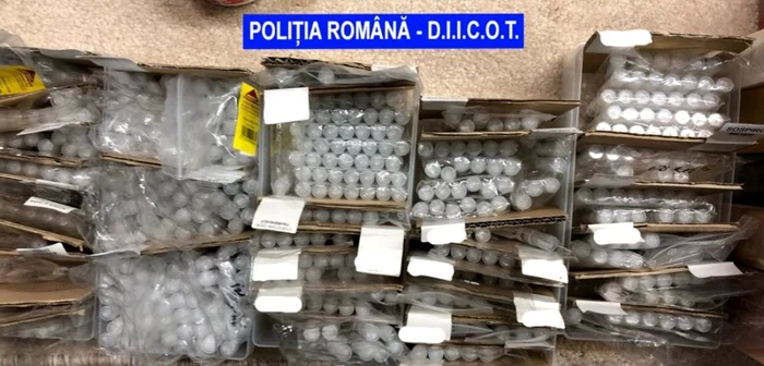 Anchetatorii au descoperit la percheziţii o cantitate impresionantă de parfumuri contrafăcute. Imagine: Poliţia Română