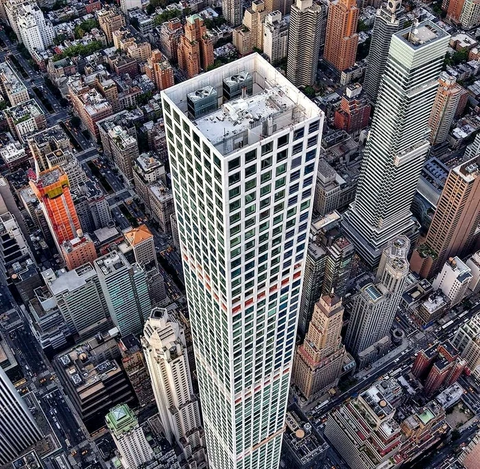 Locatarii unui zgârie-nori de lux din New York se plâng de apartamentele pe care au dat milioane de dolari: inundații, igrasie, zgomot, trepidații
