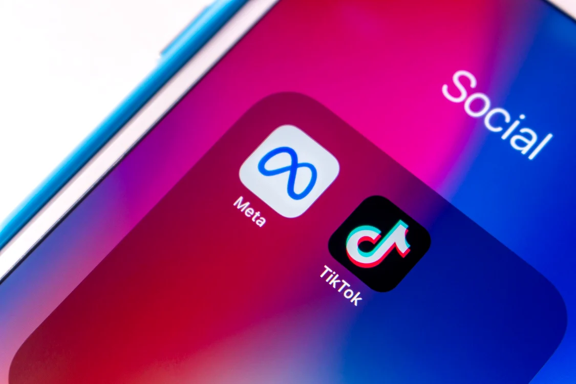Meta Tik Tok telefon mobil shutterstock 2146145097 jpg