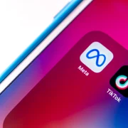 Meta Tik Tok telefon mobil shutterstock 2146145097 jpg