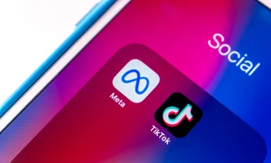 Meta Tik Tok telefon mobil shutterstock 2146145097 jpg